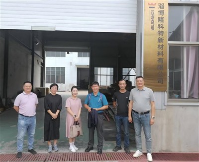 Khách hàng Hàn Quốc đến thăm để khám phá các lựa chọn mới về nắp nhựa cho neo...